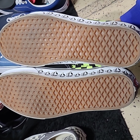 Vans - Picture 3 of 4